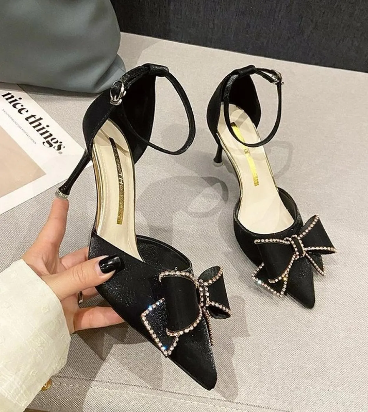 2022 Sandali dolci Sandali estivi Donna New Pointed Fairy Bow Tacco medio Baotou Diamond Tacco sottile Scarpe Tacco alto