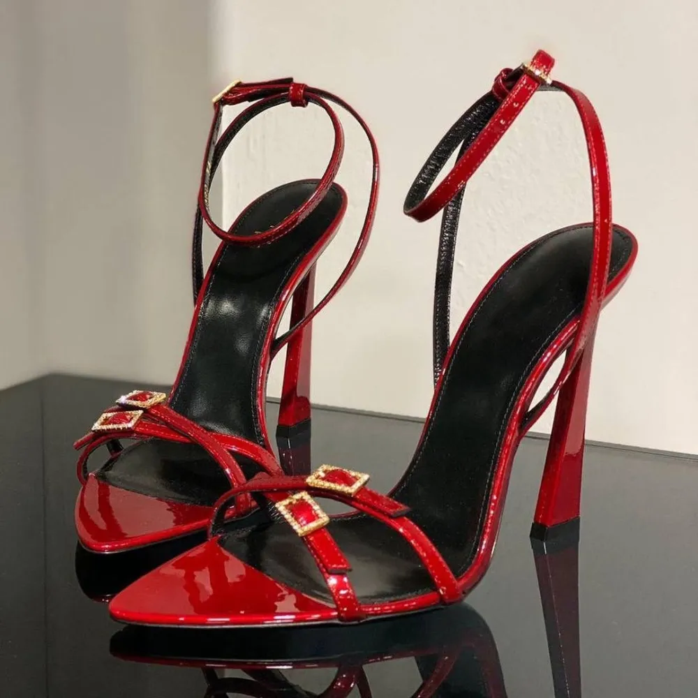 2024 nuovi sandali estivi open-toe con fibbia con strass tacco a spillo cinturino sottile rosso bellissimi tacchi alti