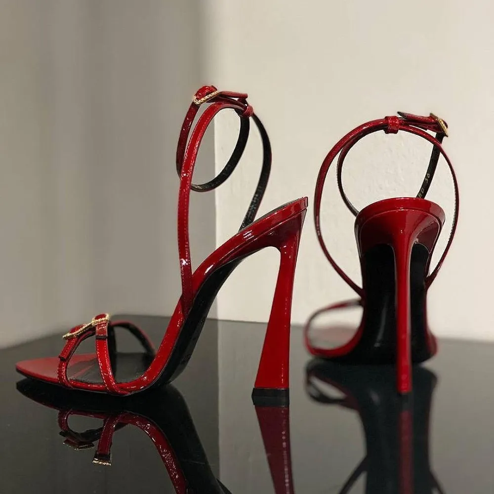 2024 nuovi sandali estivi open-toe con fibbia con strass tacco a spillo cinturino sottile rosso bellissimi tacchi alti