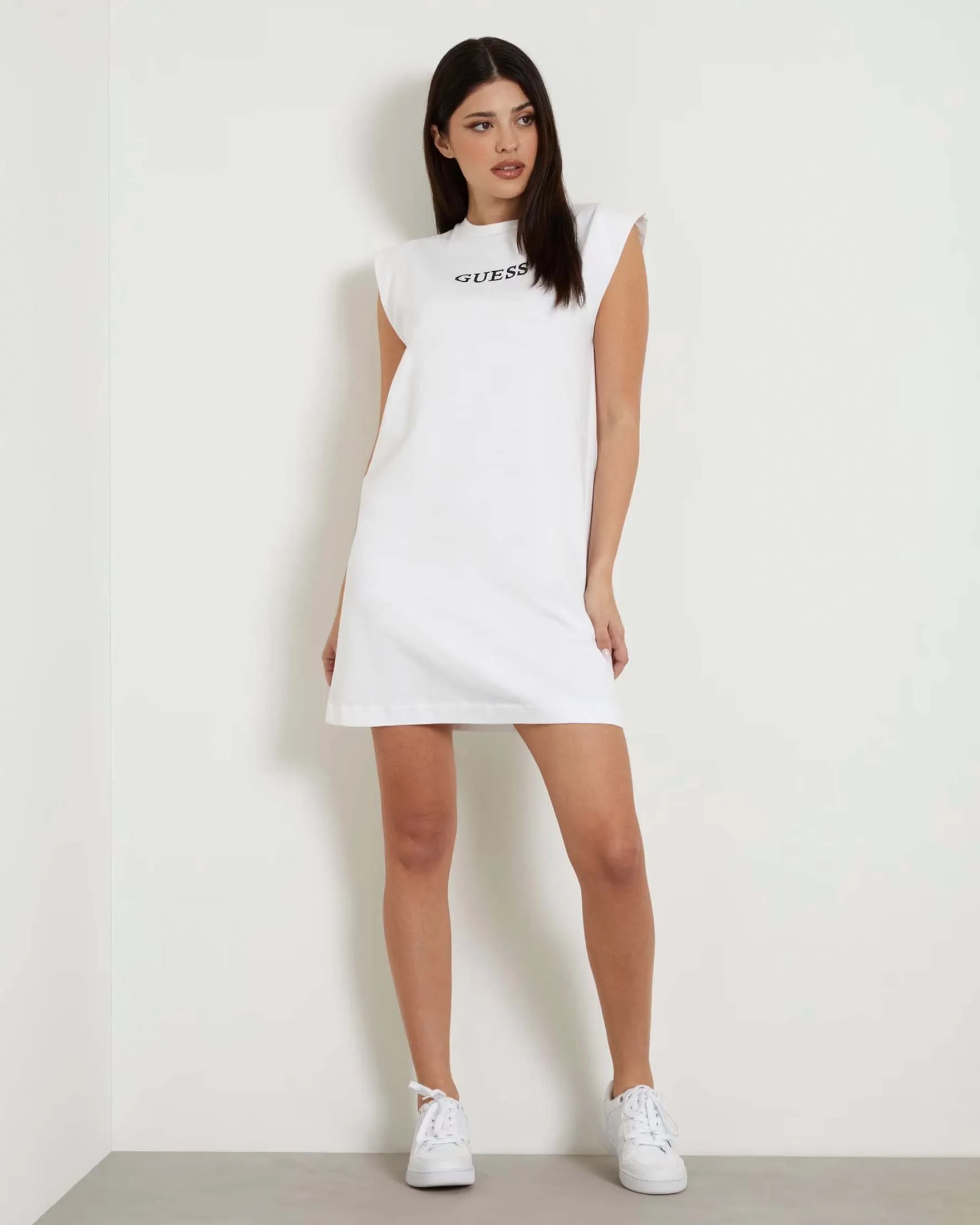 Abito corto bianco a t-shirt  in puro cotone con maniche corte ad aletta e logo nero ricamato sul petto