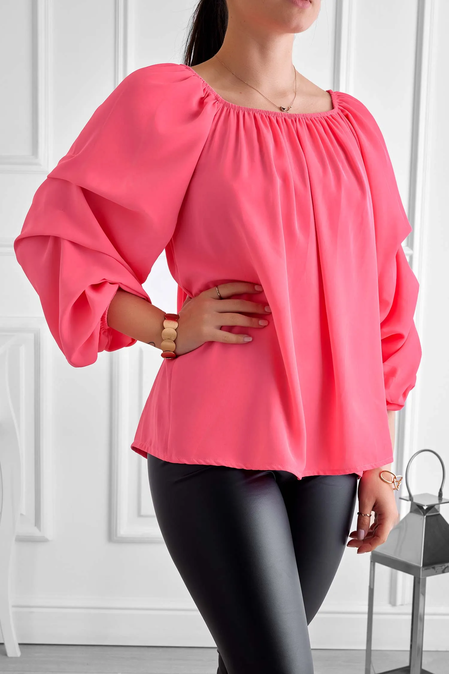 Blusa fuxia fluo con maniche arricciate