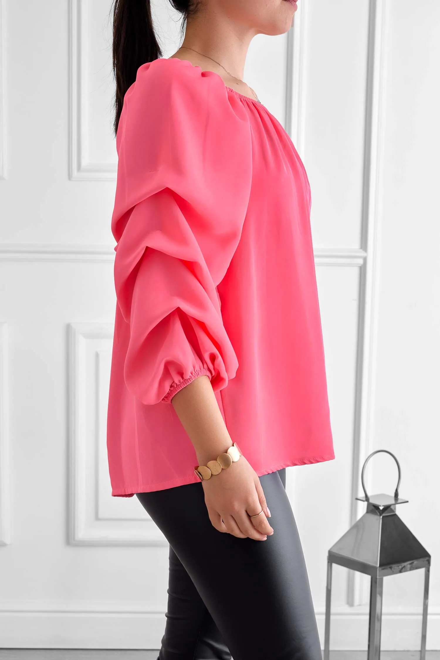 Blusa fuxia fluo con maniche arricciate