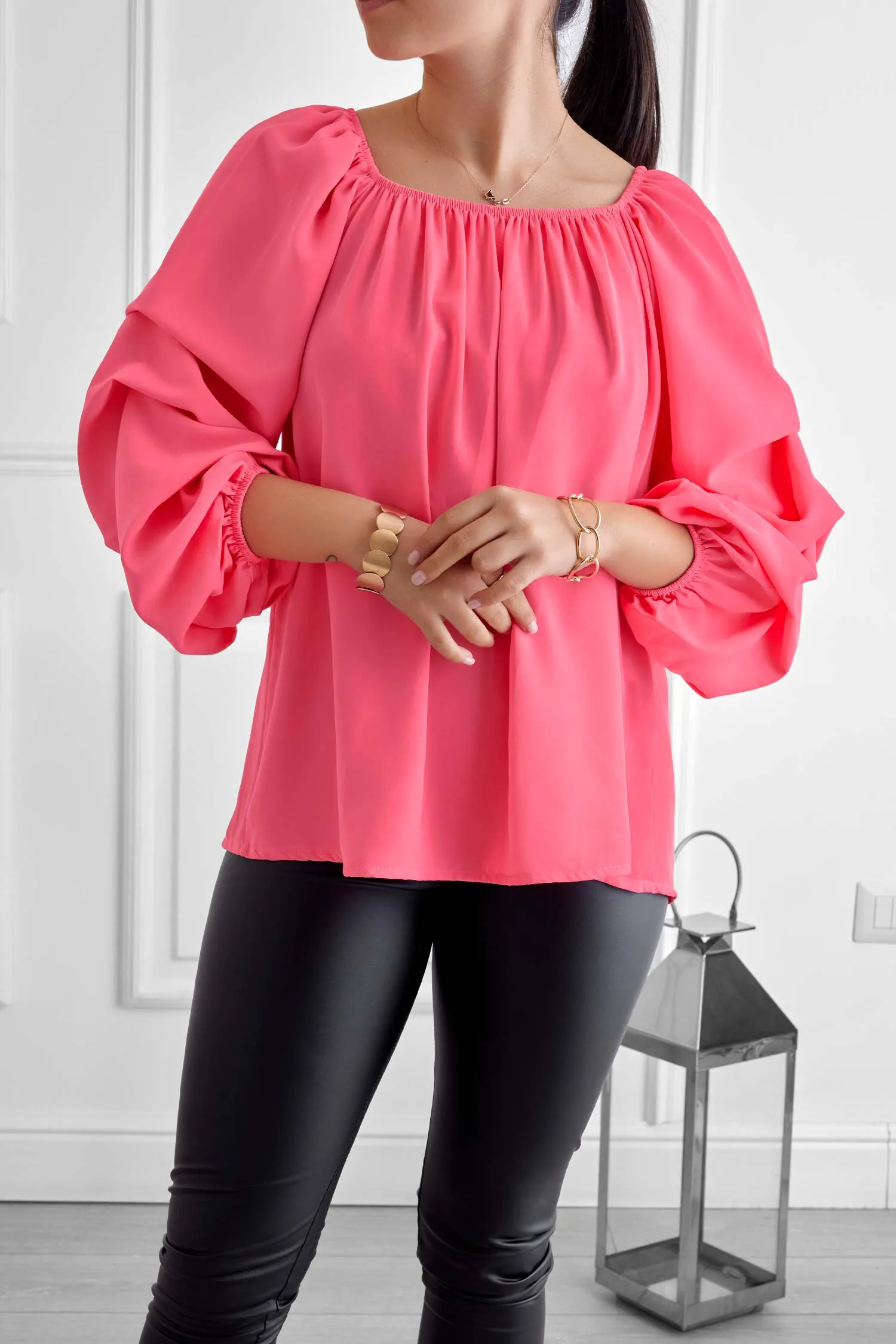 Blusa fuxia fluo con maniche arricciate