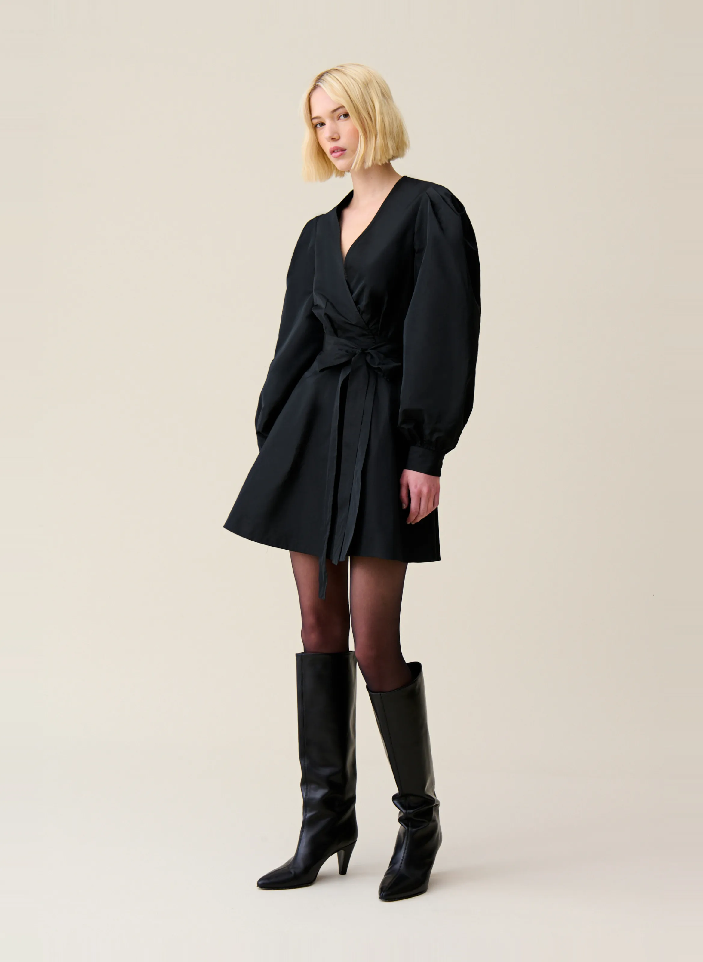  CLAUDIE PIERLOT   Abito corto sciancrato con scollo a V | Nero