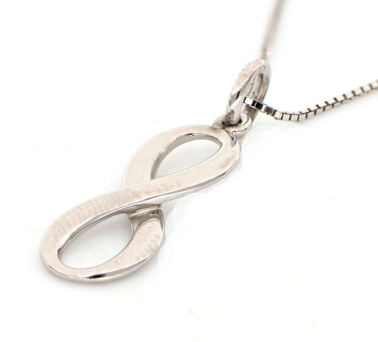 Collana con pendente infinito  in oro bianco  CL-014