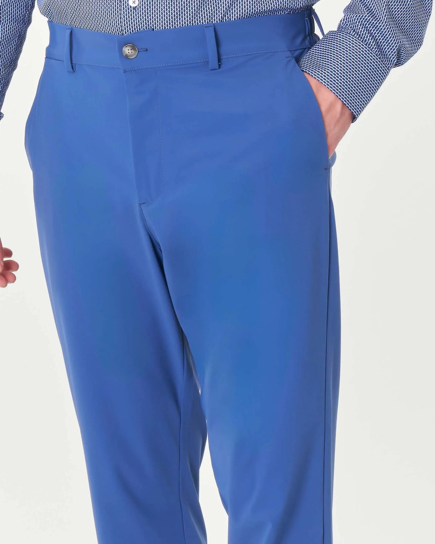 Pantaloni chino slim blu royal in tessuto tecnico stretch con elastico inserito sul retro