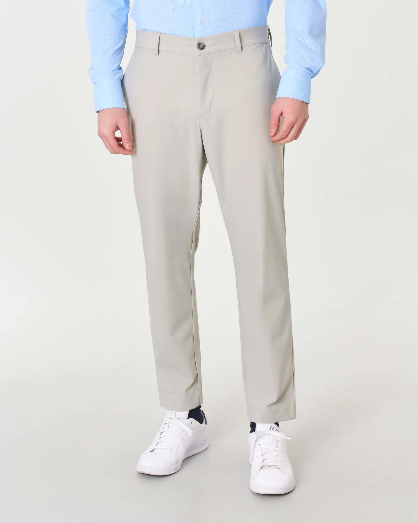 Pantaloni chino slim color ghiaccio in tessuto tecnico stretch con elastico inserito sul retro