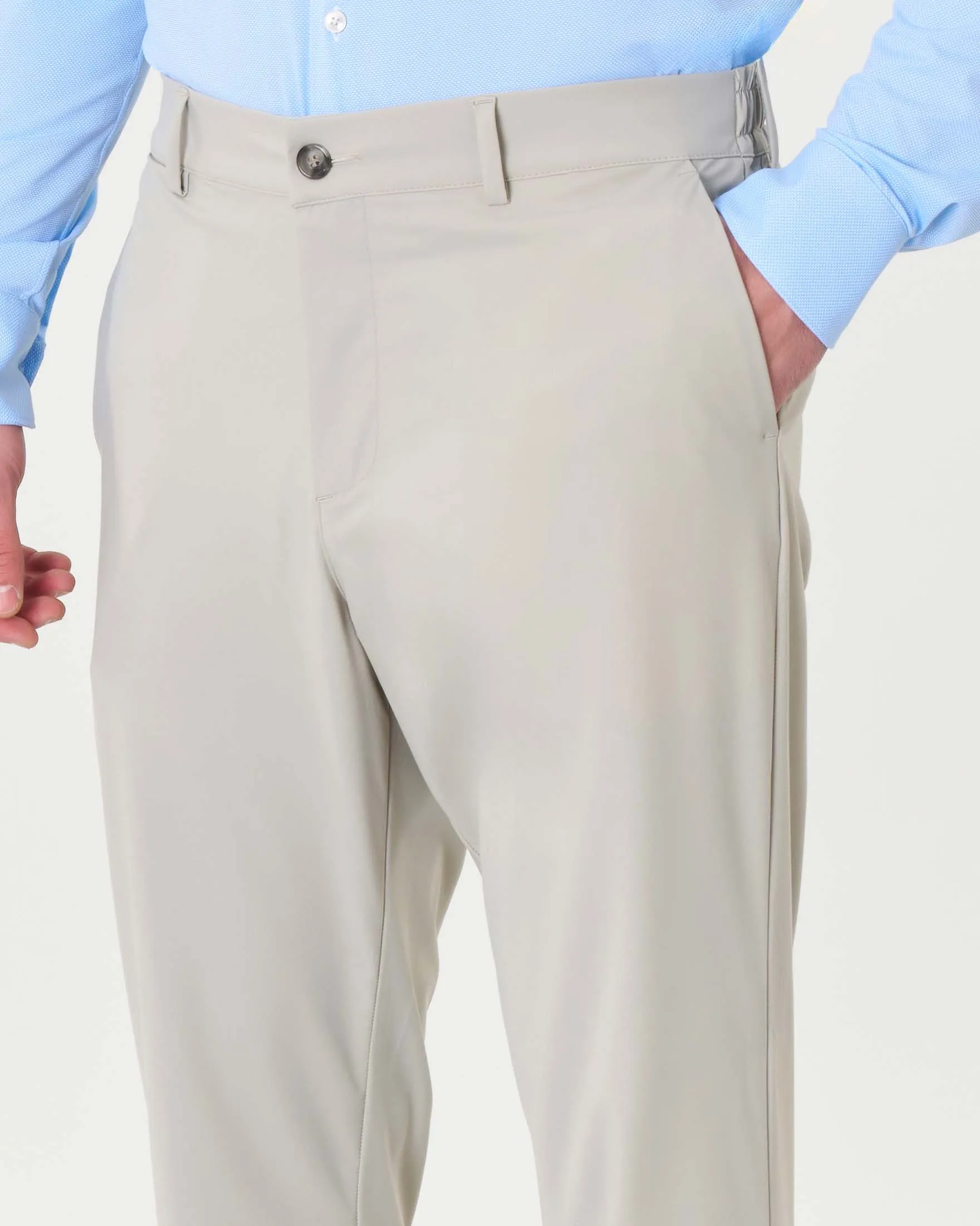 Pantaloni chino slim color ghiaccio in tessuto tecnico stretch con elastico inserito sul retro