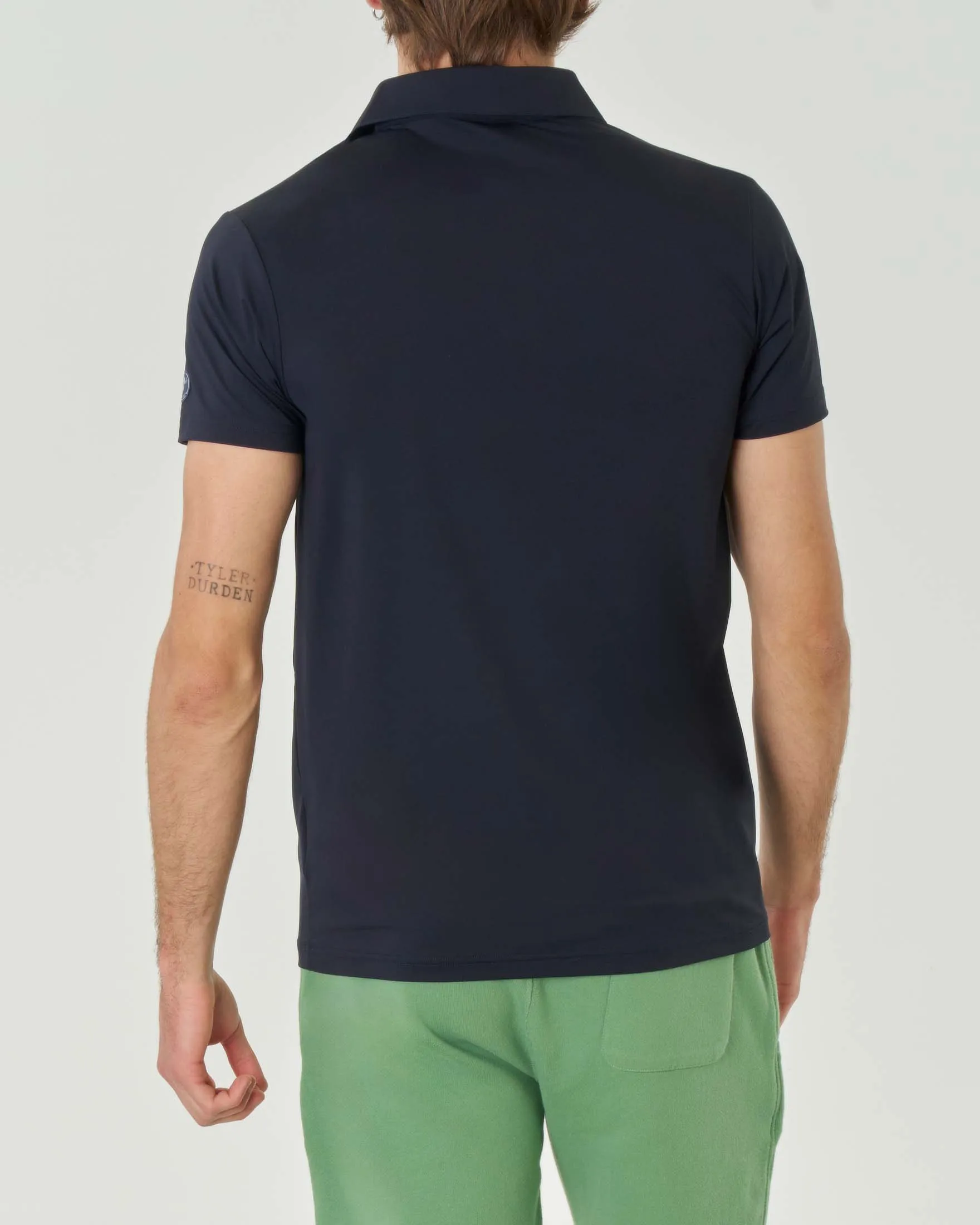 Polo blu in tessuto tecnico stretch con taschino sul petto